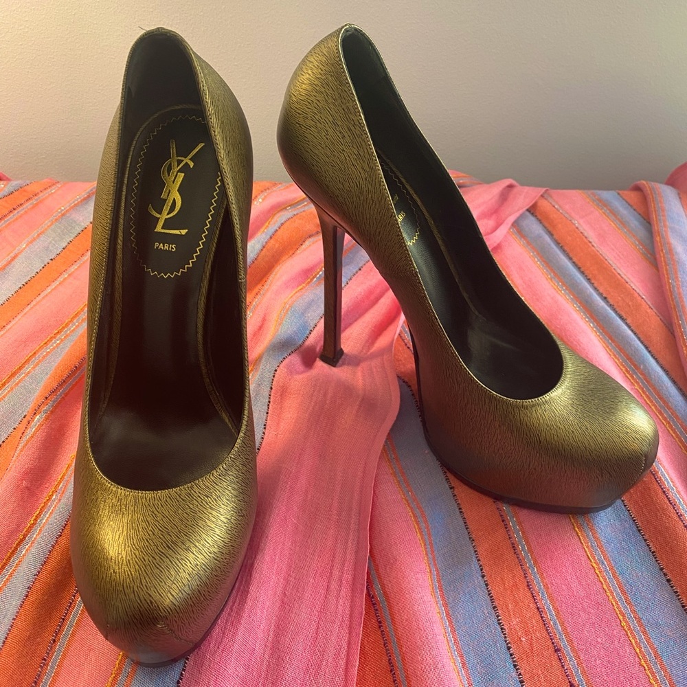 Yves Saint Laurent NEVER WORN heels/pumps!
